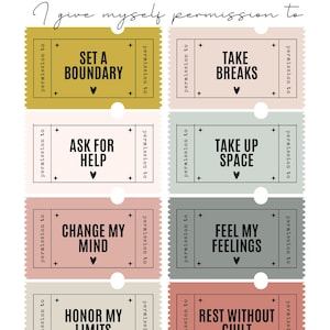 Può includere: Una stampa colorata intitolata "Permission Slips" con frasi come "Stabilire un limite" e "Fare delle pause" su biglietti simili a biglietti. Il design include un carattere scritto a mano e una varietà di colori pastello, promuovendo la cura di sé e il benessere mentale.