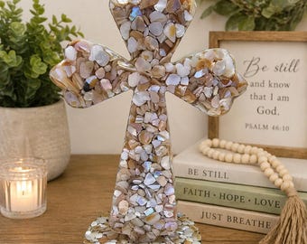 Cruz de resina hecha a mano con un diseño único. Perfecta para regalar, como recuerdo o para decorar. Cada pieza es única y está elaborada con esmero.