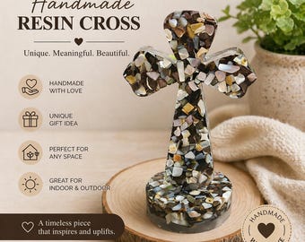 Croce in resina realizzata a mano con un design unico. Perfetta come regalo, per commemorare una persona cara o come elemento decorativo. Ogni pezzo è unico e realizzato con cura.