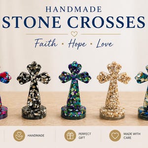 Può includere: Croci in pietra fatte a mano in vari colori, tra cui blu, nero e beige. Le croci sono decorate con pezzi di pietra a mosaico e poggiano su una base. L'immagine include il testo "HANDMADE STONE CROSSES" e le parole "Faith, Hope, Love".