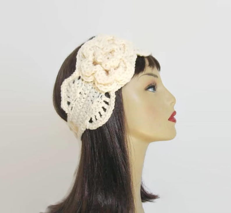 Crèmekleurige gehaakte hoofdband Crèmekleurige hoofdband met bloem Crème oorwarmer Beige oorwarmer Crème gebreide hoofdband crème hoofddoek gehaakte hoofddoek afbeelding 1