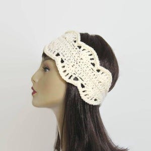 Crèmekleurige gehaakte hoofdband Crèmekleurige hoofdband met bloem Crème oorwarmer Beige oorwarmer Crème gebreide hoofdband crème hoofddoek gehaakte hoofddoek afbeelding 3