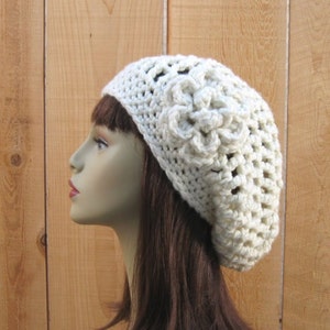 Bonnet crème en tricot bonnet crème avec fleur bonnet blanc cassé Bonnet femme crème au crochet Bonnet blanc cassé au crochet Bonnet ivoire