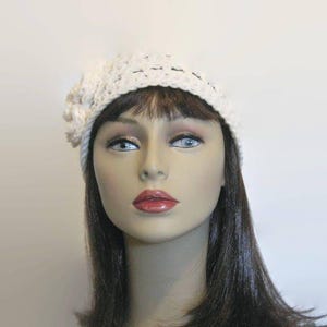 Diadema color crema con flor Calentador de orejas color crema Diadema de crochet Diadema de punto color marfil Diadema color crema Calentador de orejas de crochet color crema Diadema color blanco roto imagen 4