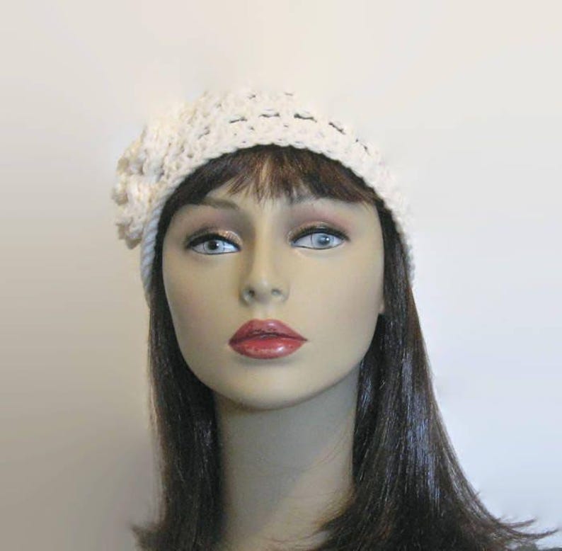 Diadema color crema con flor Calentador de orejas color crema Diadema de crochet Diadema de punto color marfil Diadema color crema Calentador de orejas de crochet color crema Diadema color blanco roto imagen 4