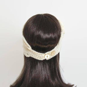 Crèmekleurige gehaakte hoofdband Crèmekleurige hoofdband met bloem Crème oorwarmer Beige oorwarmer Crème gebreide hoofdband crème hoofddoek gehaakte hoofddoek afbeelding 2
