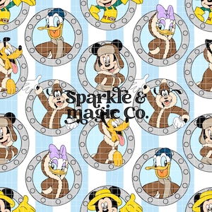 Peut inclure: Un motif répétitif représentant des personnages Disney comme Mickey, Minnie, Donald, Daisy, Dingo et Pluto en tenue d'hiver dans des cadres circulaires en forme de hublot sur un fond à rayures verticales bleu clair et blanc avec le texte Sparkle & magic co.