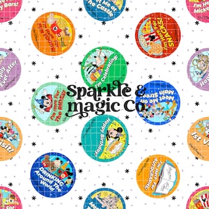 Op de afbeelding: Een wit stofpatroon met herhalende cirkelvormige Disney-badges met diverse karakterillustraties en teksten, waaronder zinnen zoals I'm Here For Snacks, I'm Celebrating en Drinking Around The World, met de tekst Sparkle & Magic Co.