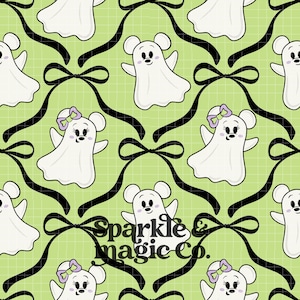 Peut inclure: Motif répété de fantômes de dessins animés avec des oreilles de souris, des nœuds noirs et un fond de grille vert clair. Certains fantômes ont des nœuds violets. Le texte "Sparkle & Magic Co." est dans le coin inférieur droit.