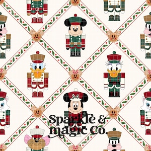 Puede incluir: Un patrón repetitivo sobre fondo crema con personajes de dibujos animados vestidos de cascanueces dentro de una cuadrícula de diamantes enmarcada por hojas de acebo verdes y bayas rojas. El texto Sparkle & magic Co. está centrado.