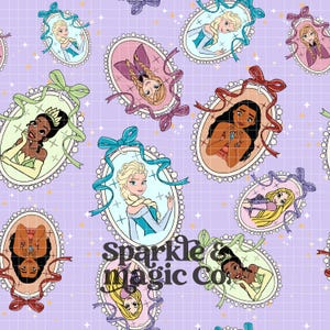 Pode incluir: Um padrão repetitivo com retratos de desenhos animados de princesas da Disney em molduras ovais com fitas. As molduras estão sobre um fundo de grade roxo claro com detalhes de estrelas. O texto "Sparkle & Magic Co." também está presente.