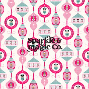 Può includere: Un motivo ripetitivo di decorazioni natalizie rosa e azzurre su sfondo bianco. Le decorazioni presentano illustrazioni di personaggi dei cartoni animati vestiti da schiaccianoci. Il testo "sparkle & magic Co." è centrato in nero.