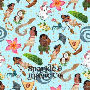 Op de afbeelding: Een lichtblauwe stof met een patroon van illustraties van Moana, Maui, het varken Pua, de haan Heihei, kokosnoten, tropische bloemen, groene bladeren, roggen, zeilboten en tribale haken, met de tekst Sparkle and magic co. erop gedrukt.