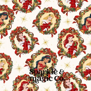 Puede incluir: Un patrón repetitivo sobre un fondo crema que muestra varias princesas animadas con trajes festivos rojos y blancos, cada una enmarcada por una corona de pino verde, cintas rojas y campanas doradas. El texto Sparkle & magic Co. es visible.