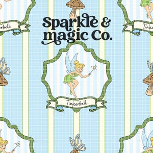 Könnte beinhalten: Ein Stoff mit wiederholtem Muster, der den Text Sparkle & magic Co. und Tinkerbell zeigt. Das Design enthält Illustrationen einer Fee mit Flügeln, die einen Zauberstab hält, sowie Pilze und Schmetterlinge auf einem hellblau-weiß gestreiften Gitterhintergrund.