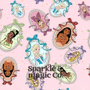 Puede incluir: Un patrón repetido con retratos ovalados de princesas animadas, cada uno enmarcado con un borde decorativo y una cinta. Las princesas están sobre un fondo rosa claro con pequeños acentos de estrellas. El texto "Sparkle & Magic Co." también es visible.