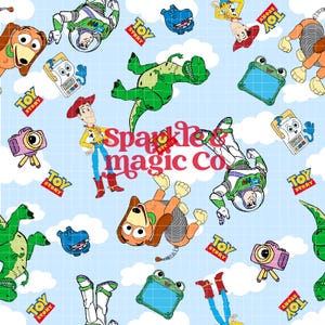 Könnte beinhalten: Ein hellblauer Hintergrund mit einem Muster von Toy Story-Charakteren, darunter Woody, Buzz Lightyear und Rex. Die Worte "Sparkle magic Co" befinden sich in der Mitte. Die Worte "Toy Story" sind ebenfalls über das Design verstreut.
