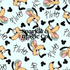 Könnte beinhalten: Ein hellblaues Stoffmuster mit wiederholten Illustrationen des Zeichentrickhundes Pluto mit rosa Zunge, schwarzen Ohren und hellblauem Halsband. Das Design enthält schwarze Micky-Maus-Kopf-Silhouetten und den handschriftlichen Text Pluto.