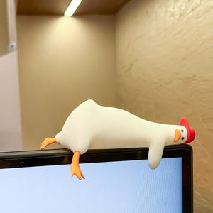 Söt gåsmonitorkompis emotionellt stöd, rolig skrivbordsdekoration, estetisk datortopp, kawaii gåspresent, skrivbordstillbehör för hemmet.