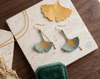 Boucles d'oreilles feuille de ginkgo | Boucles d'oreilles en dentelle ultra-légère | Boucles d'oreilles pendantes en acier inoxydable | Bijoux bohèmes faits main | Vert sauge et or