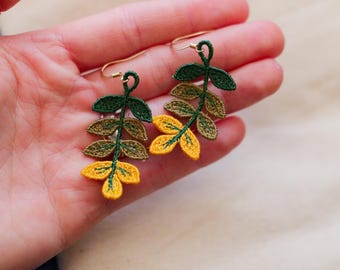 Boucles d'oreilles fougère en dentelle jaune et verte | Boucles d'oreilles pendantes à motif de feuilles botaniques | Broderie légère comme une plume | Bijoux bohèmes naturels | Cadeau pour les amoureux de la nature
