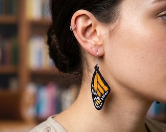 Boucles d'oreilles papillon, motif monarque, en dentelle | Boucles d'oreilles pendantes ailes orange, bleues ou blanches | Broderie légère comme une plume | Bijoux bohèmes inspirés par la nature