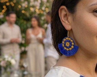 Boucles d'oreilles à pompons bleus et dorés | Boucles d'oreilles pendantes brodées à franges | Ultra-légères | Acier inoxydable ou argent sterling 925 | Bijoux bohèmes d'été
