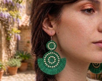 Boucles d'oreilles bohèmes vertes / Boucles d'oreilles pendantes à pompon brodées – Bijoux légers et parfaits pour l'été – Assortis aux couleurs