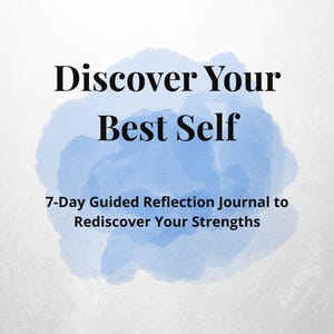 Może przedstawiać: Okładka dziennika z napisem "Discover Your Best Self" pogrubioną, czarną czcionką. Poniżej napis "7-Day Guided Reflection Journal to Rediscover Your Strengths". Tło przedstawia niebieski wzór akwarelowy.