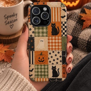 Op de afbeelding: Een smartphonehoesje met een patchworkontwerp met diverse Halloween-thema's, waaronder zwarte katten, een wit spook, een pompoen, vleermuizen, spinnen en bloemmotieven in tinten oranje, groen, zwart en crème.
