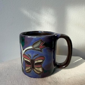 Vintage Mara Mexico-aardewerkmok | Handgegraveerd steengoed koffiekopje met vlinder en bij