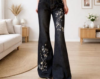 Jean flare à broderies florales d'inspiration vintage