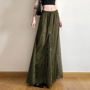 Puede incluir: Falda larga verde oliva con cintura alta y abertura frontal. La falda tiene cintura con cordón y bolsillos. La parte inferior de la falda tiene una superposición de encaje. Una prenda elegante y cómoda.
