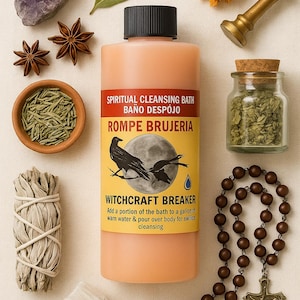 Op de afbeelding: Een assortiment spirituele reinigingsartikelen, waaronder een fles "Witchcraft Breaker" bad, een bundel salie, een rozenkrans en diverse kruiden en kristallen. De fles heeft tekst in het Engels en Spaans.