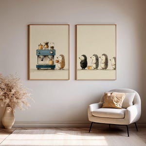 Puede incluir: Dos cuadros de pared con ilustraciones de erizos. La lámina de la izquierda muestra a un erizo usando una cafetera espresso azul. La lámina de la derecha representa una fila de cuatro erizos esperando con una pequeña taza amarilla en el suelo.