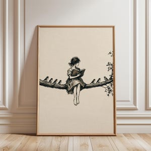 Puede incluir: Una impresión de arte mural enmarcada con una ilustración en tinta negra sobre fondo beige. El dibujo muestra a una persona sentada en una rama gruesa de un árbol, leyendo un libro abierto, rodeada de varios pájaros pequeños en la rama.