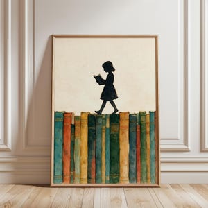 Könnte beinhalten: Ein vertikaler, rechteckiger Wandkunstdruck mit der schwarzen Silhouette eines Kindes, das über eine Reihe aufrecht stehender, bunter Bücher im Vintage-Stil läuft. Die Bücher sind in Blaugrün, Orange, Gelb und Grün auf cremefarbenem Grund gehalten.