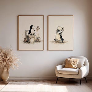 Peut inclure: Deux cadres muraux présentant des illustrations à l'encre noire et blanche d'un pingouin. L'image de gauche montre un pingouin assis sur des toilettes, tandis que celle de droite représente un pingouin courant avec un rouleau de papier toilette.