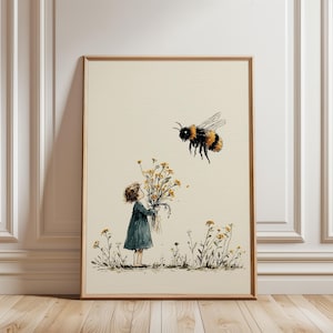 Op de afbeelding: Een ingelijste kunstdruk met een lijntekening van een kind in een donkere jurk die een boeket gele bloemen vasthoudt, met een grote hommel die erboven vliegt. De illustratie is uitgevoerd in een schetsstijl op een licht crèmekleurige achtergrond.