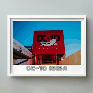 Pode incluir: Um conjunto de três canecas de cerâmica com acabamento fosco e salpicado. As canecas são em tons de creme, cinza claro e cinza escuro. Cada caneca tem um design simples e minimalista, perfeito para café ou chá.