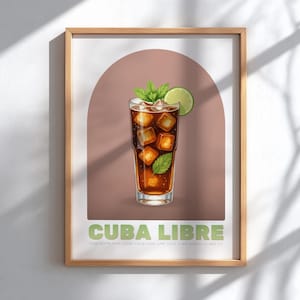 Puede incluir: Impresión enmarcada que presenta una ilustración de un cóctel Cuba Libre. La bebida está en un vaso alto con cubitos de hielo, una rodaja de lima y hojas de menta. El fondo tiene forma de arco marrón. El texto "CUBA LIBRE" está en la parte inferior.