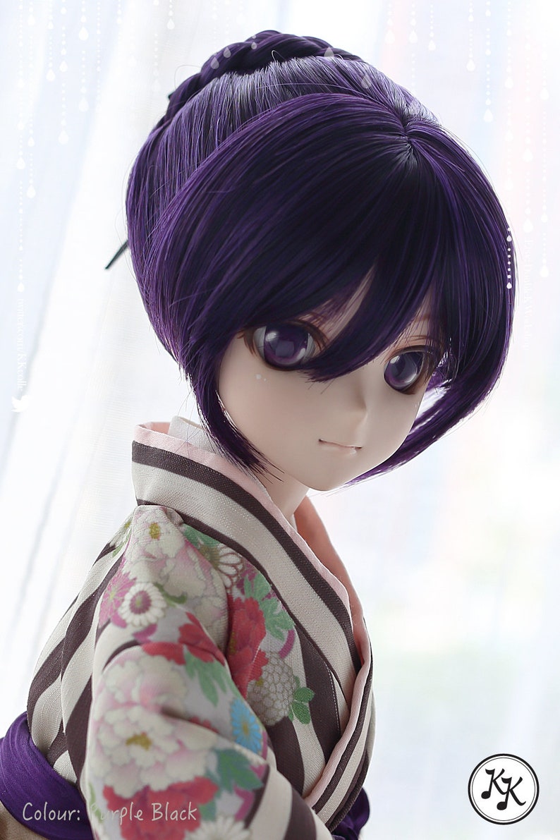 Puede incluir: Una mu&ntilde;eca con el pelo morado peinado en un mo&ntilde;o con una trenza. La mu&ntilde;eca lleva un kimono japon&eacute;s tradicional con un estampado floral y un cuello a rayas blanco y negro. Los ojos de la mu&ntilde;eca son morados y est&aacute; mirando hacia un lado.