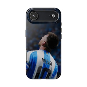 Puede incluir: Funda de teléfono negra con una imagen de un jugador de fútbol con una camiseta a rayas azules y blancas. La camiseta tiene el nombre "MESSI" y el número 10 en la espalda. El jugador está mirando hacia arriba con la cabeza inclinada hacia atrás.