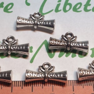 8 piezas por paquete de 22x12mm Rolled Diploma de graduación encanto plata antigua acabado plomo peltre libre