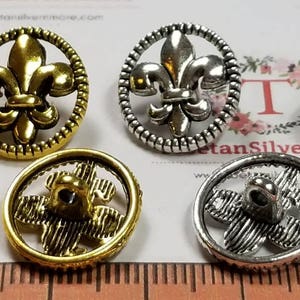 12 stuks per verpakking 16 x 14 mm fleur de lis uitgesneden muntknoop antiekzilveren of gouden afwerking loodvrije tinnen