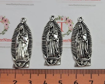 1 パックあたり 6 個、35 x 14 mm、ミディアムサイズのレディ グアダルーペ チャーム、アンティーク シルバー、鉛フリー ピューター製。