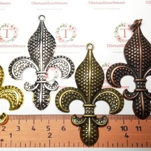 2 piezas por paquete 70 x 45 mm Colgante grande de flor de lis Acabado en plata antigua, bronce, cobre o oro Peltre sin plomo