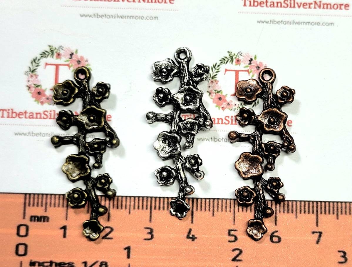 1パックあたり8個、42 x 18 mmのドロップつる花チャーム、アンティークシルバー、銅、またはブロンズ仕上げ、鉛フリーピューター - Etsy 日本