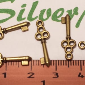 36 stuks per verpakking 20x6mm Tiny Skeleton Key Charm Antique Bronze Finish Lead Free Pewter