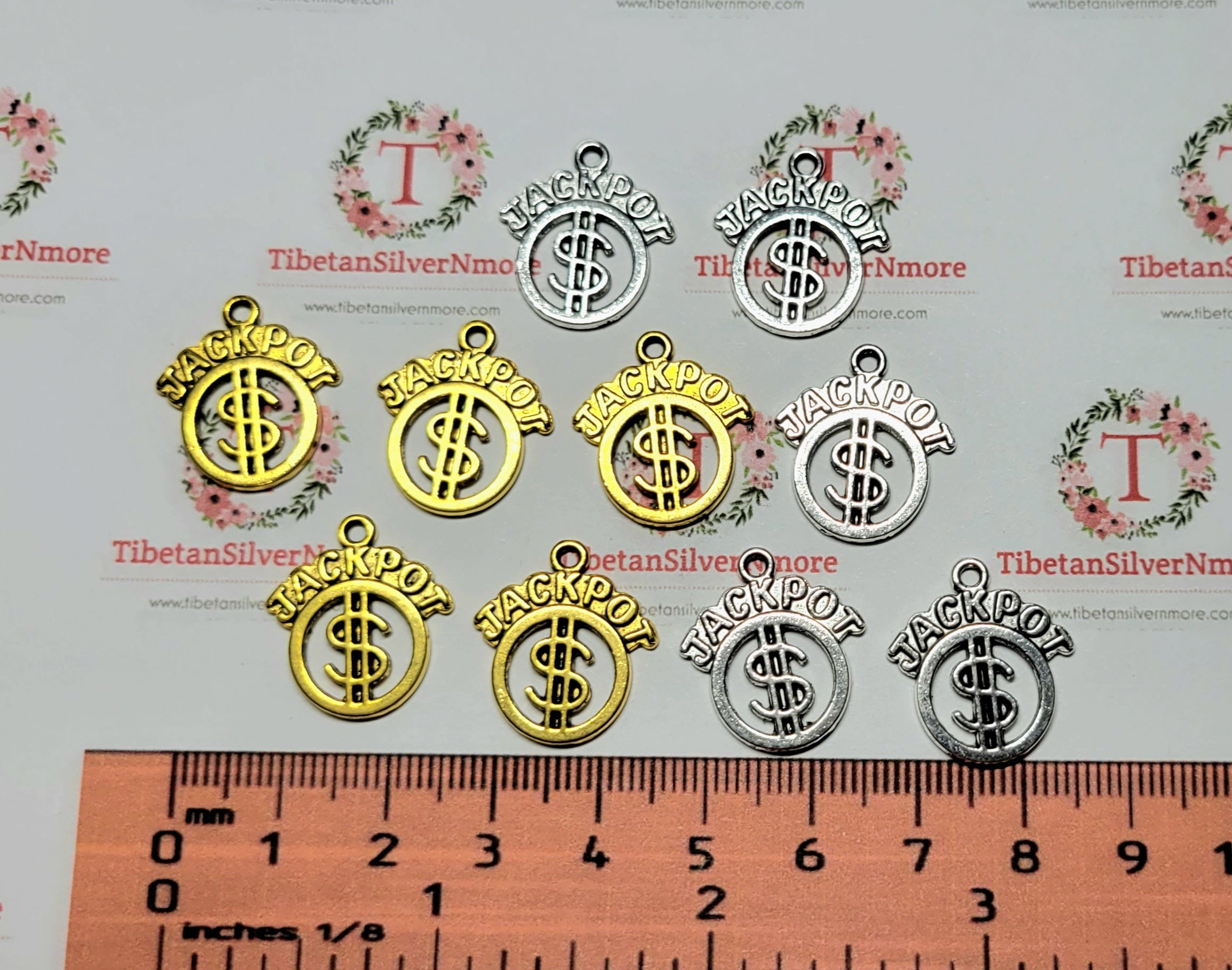 1パック24個入り 19 X 17 mm ジャックポットチャーム アンティークシルバーまたはゴールド仕上げ 鉛フリーピューター